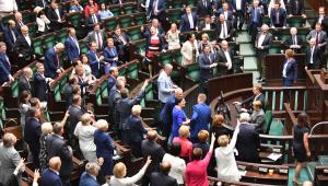 Posłowie podczas wieczornych obrad Sejmu