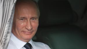 Putin wygląda zza zasłonki w limuzynie